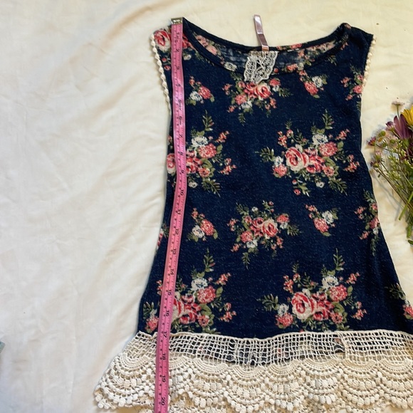 Boho Petite Floral Tank with Lace Hem size S - Picture 3 of 6